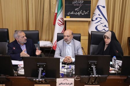 کمیسیون آموزش برای جذب معلمان در تمام طرح‌ها تلاش می‌کند